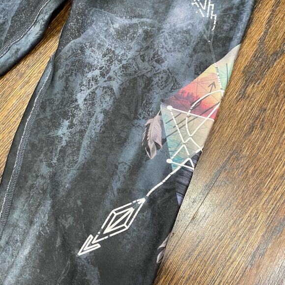 EVOLUTION & CREATION Leggings SIZE MEDIUM Cropped Gray with Boho Style Graphics - Picture 5 of 7